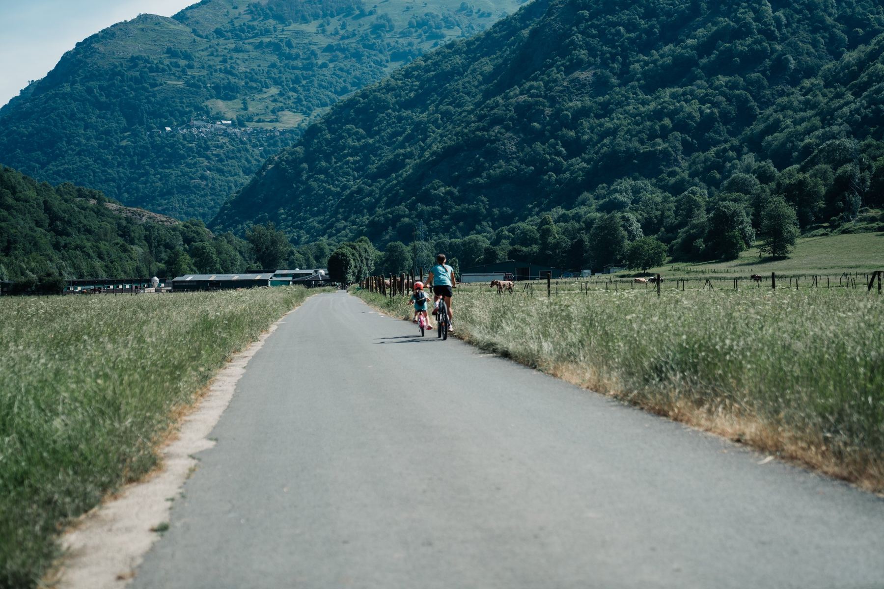Camin dera Val d'Aran damb ciclistes e montanhes
