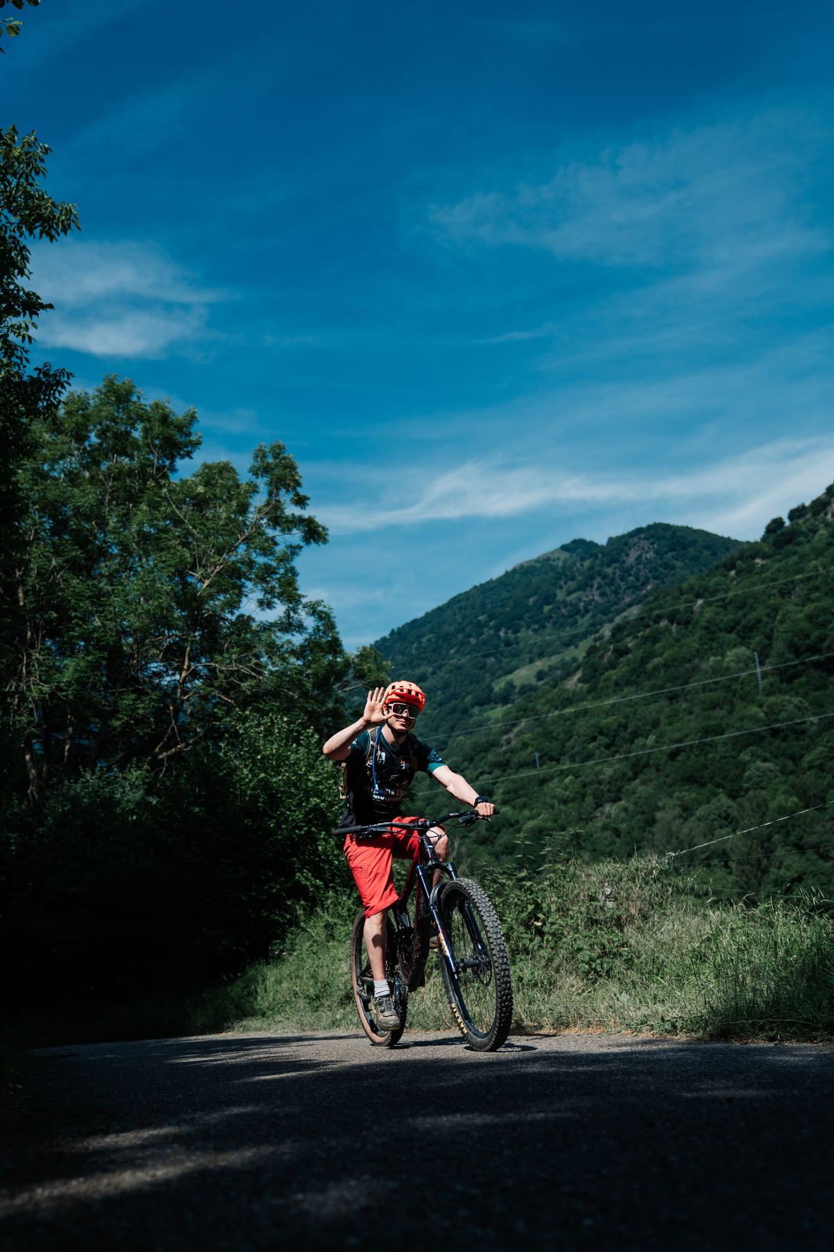 Ciclista de BTT damb montanhes