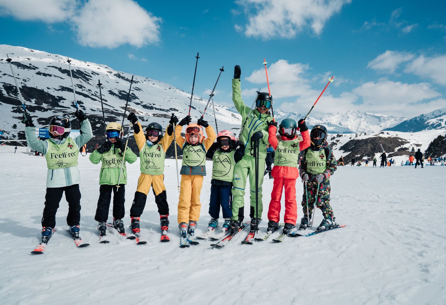 Grop de mainatges dera campanha d'esquí en Baqueira, damb es montanhes